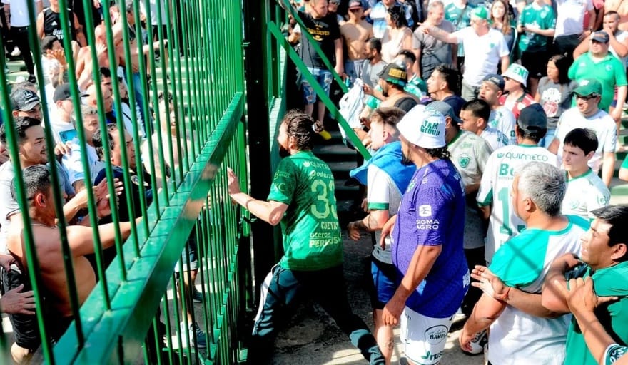 Junín: Incidentes entre hinchas de Sarmiento y "neutrales" de Boca antes del partido