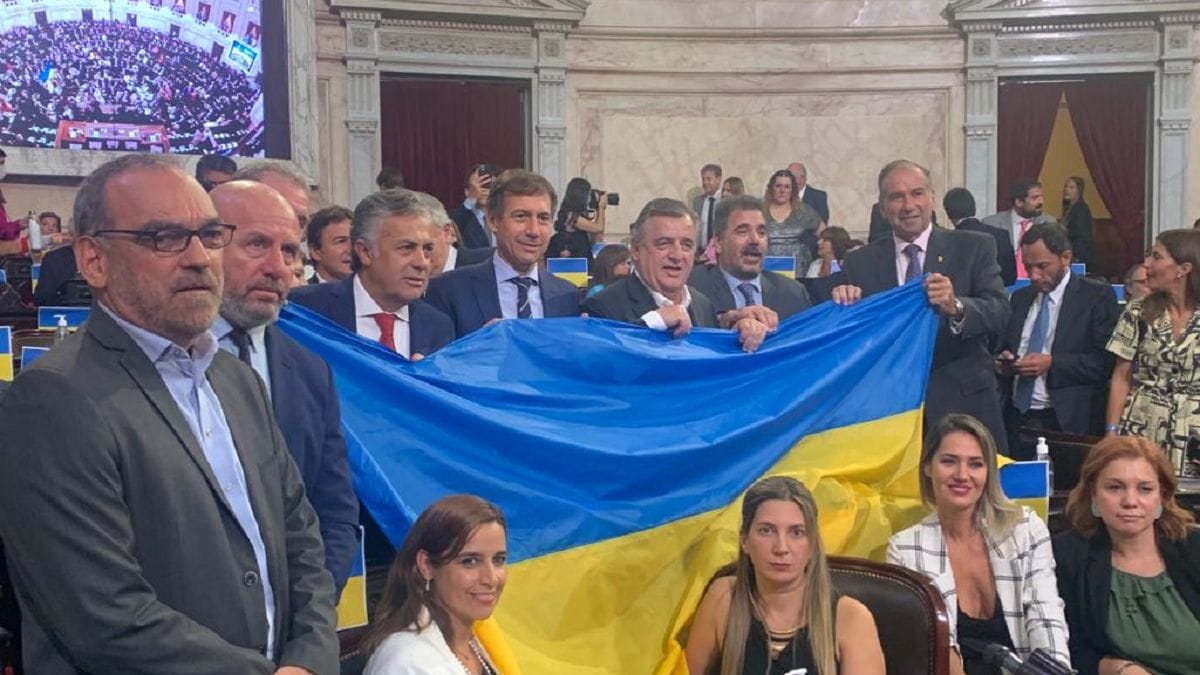 Dirigentes de Juntos en la marcha a favor de Ucrania que culminó en el Obelisco
