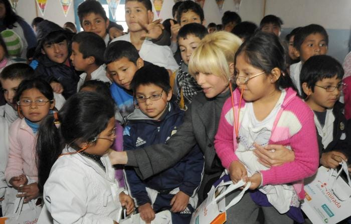 Lomas de Zamora: Karina Rabollini entregó anteojos en una escuela
