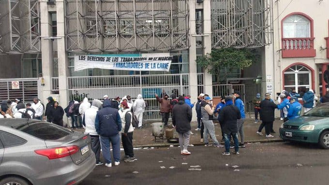Trabajadores del frigorífico "La Huella" de Florencio Varela denuncian falta de pago y represión policial