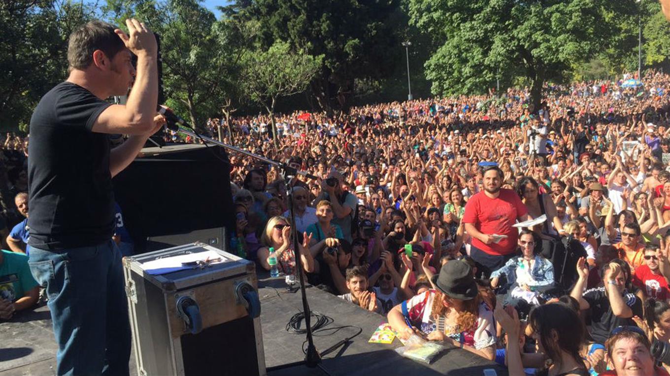 Kicillof ante una multitud en Parque Centenario: "No nos van a callar"