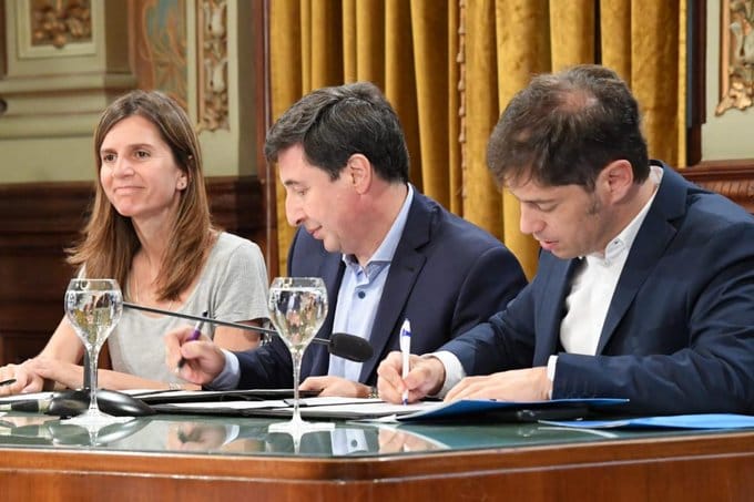Kicillof firmó el convenio del Plan Argentina Contra el Hambre y volvió a hablar de "tierra arrasada"