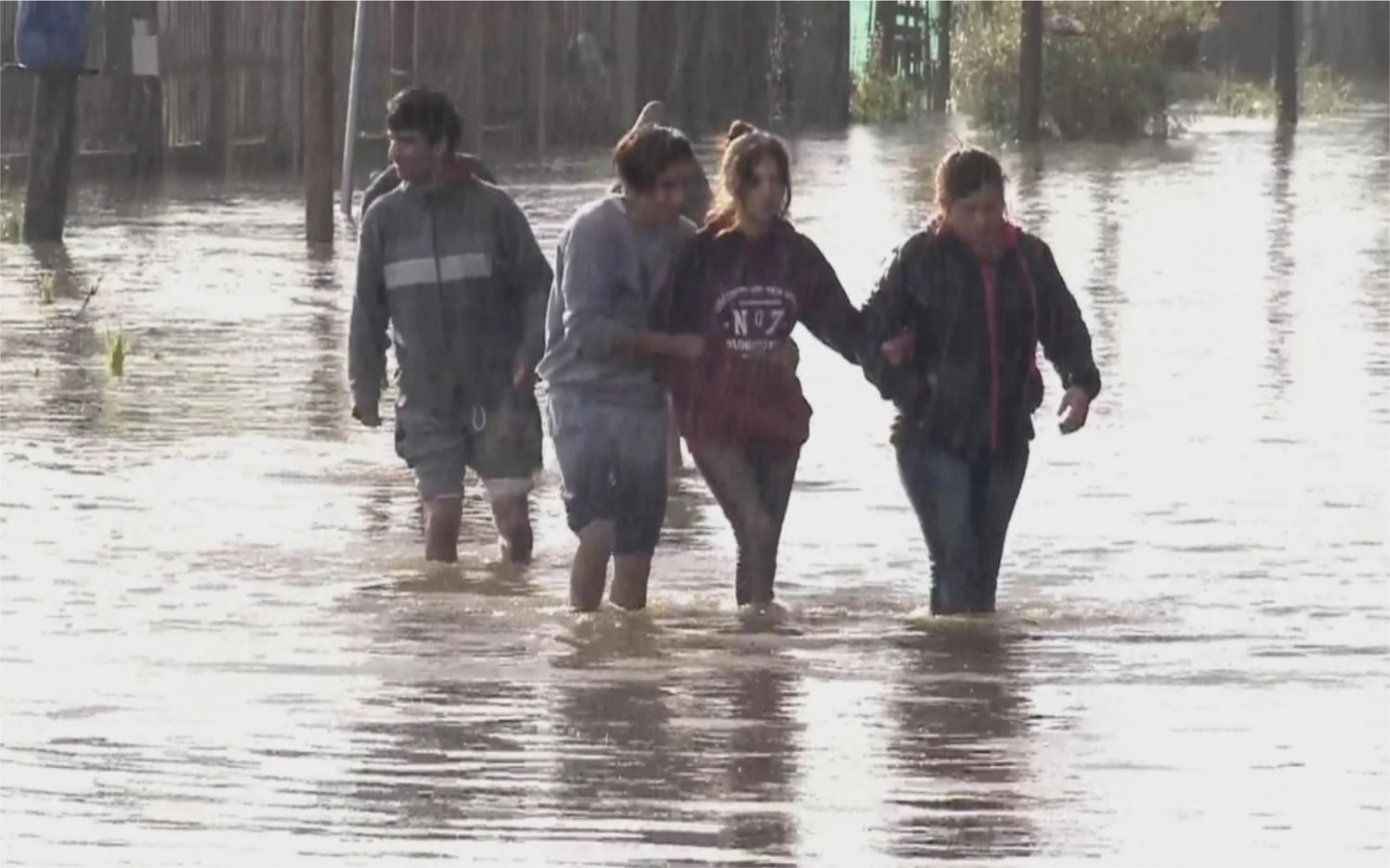 La Matanza: Se inundó Virrey del Pino y los vecinos reclamaron con el agua a las rodillas