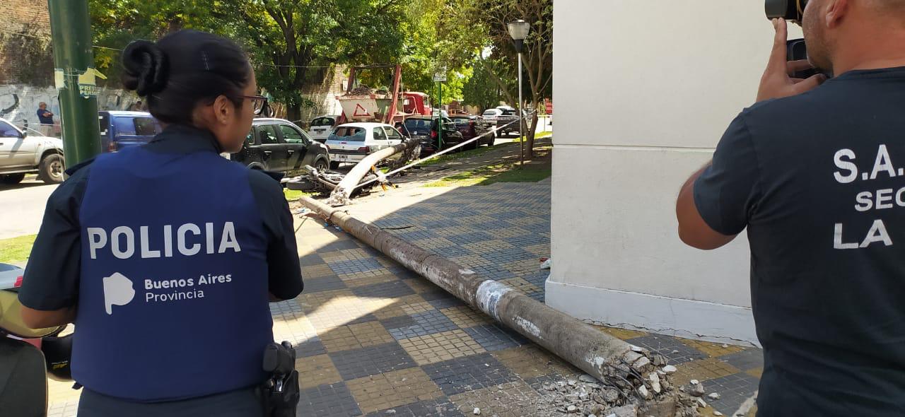 Tragedia en La Plata: Camión derribó poste de luz y médico murió aplastado