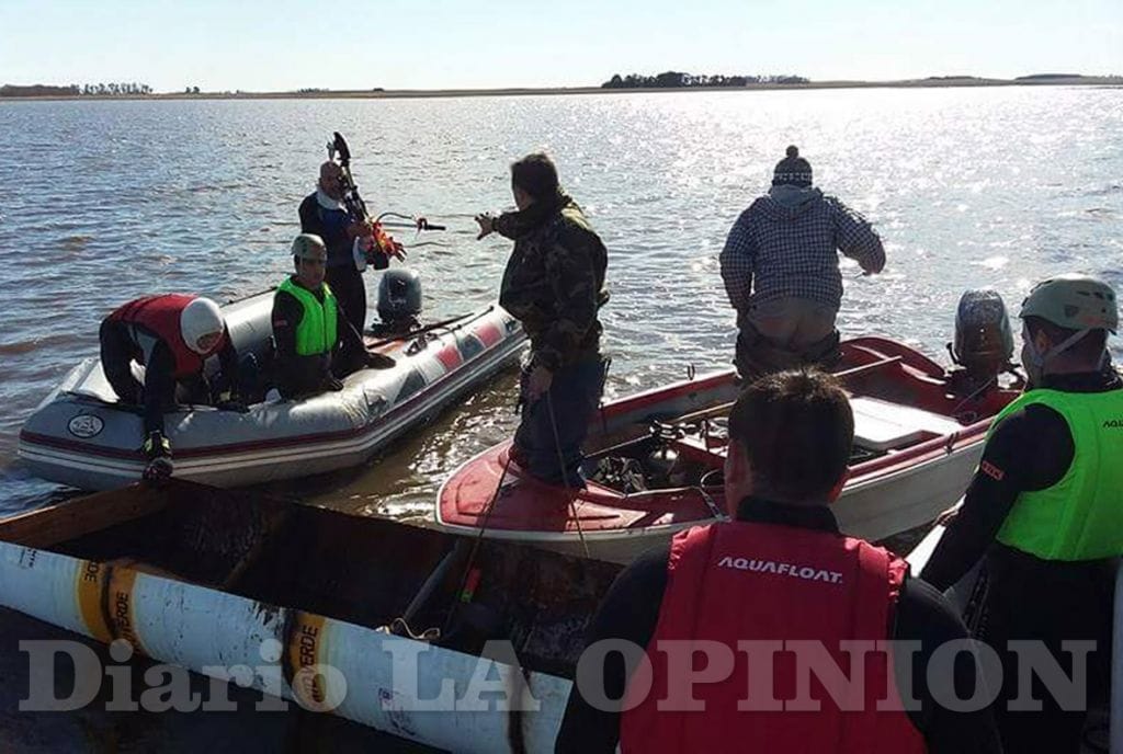 Tragedia en Laguna Mar Chiquita: Hallan uno de los botes que se hundió y buscan un desaparecido