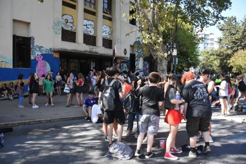 La Plata: Estudiantes cortaron la calle para reclamar la colocación de ventiladores