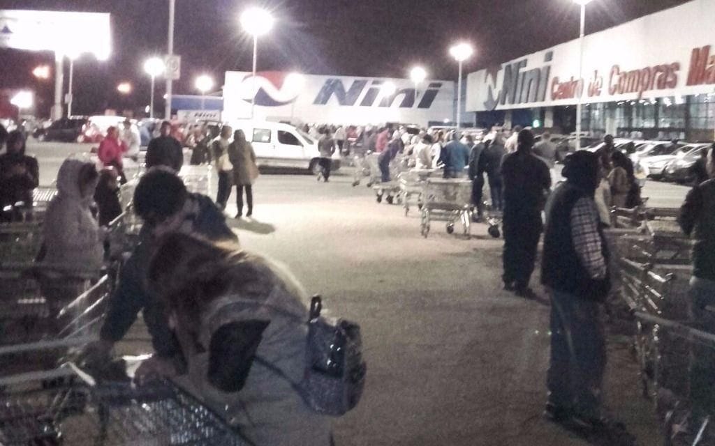Largas colas en supermercados por los descuentos del Banco Provincia