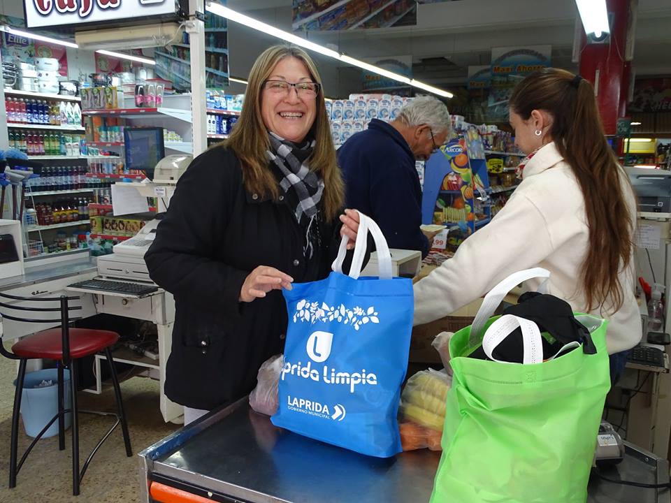 Impulsan el uso de "ecobolsas" en supermercados de Laprida