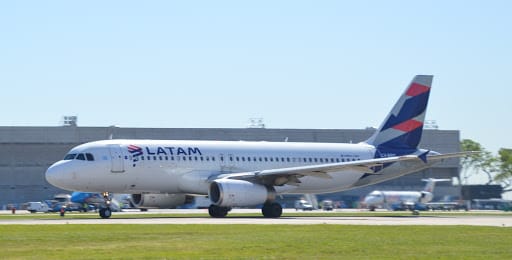 LATAM suspendió sus vuelos nacionales e internacionales hasta el 30 de abril