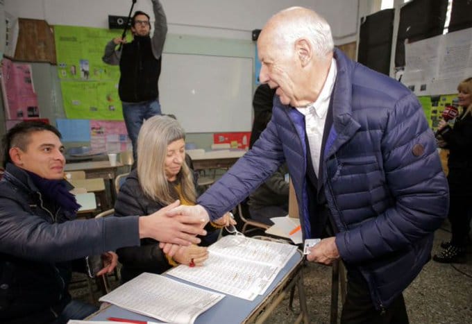 Votó Roberto Lavagna en Saavedra: "Hoy el pueblo tiene la posibilidad de expresarse"
