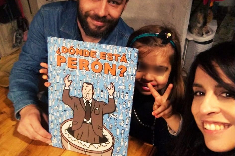 Con un libro de Perón y los dedos en "V": La foto de una nena publicada por Donda que despertó polémica en las redes