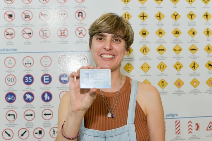Sexo "X": Provincia emitió la primera licencia de conducir de identidad no binaria