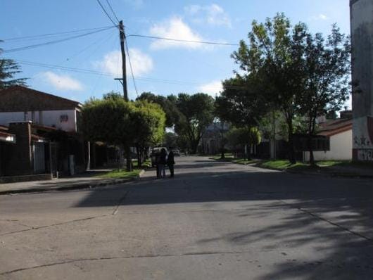 Más linchamientos en Rosario: Vecinos atacaron a un joven que intentó robar un auto