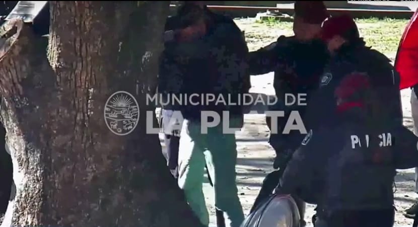 La Plata: Detienen a un "limpia vidrios" agresivo y armado a metros de Gobernación