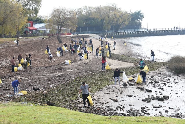 En San Isidro continúan con la campaña para limpiar la costa del río con los vecinos