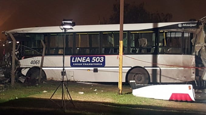 Tragedia en las vías: Tren arrolló un colectivo en Merlo y hay 2 muertos