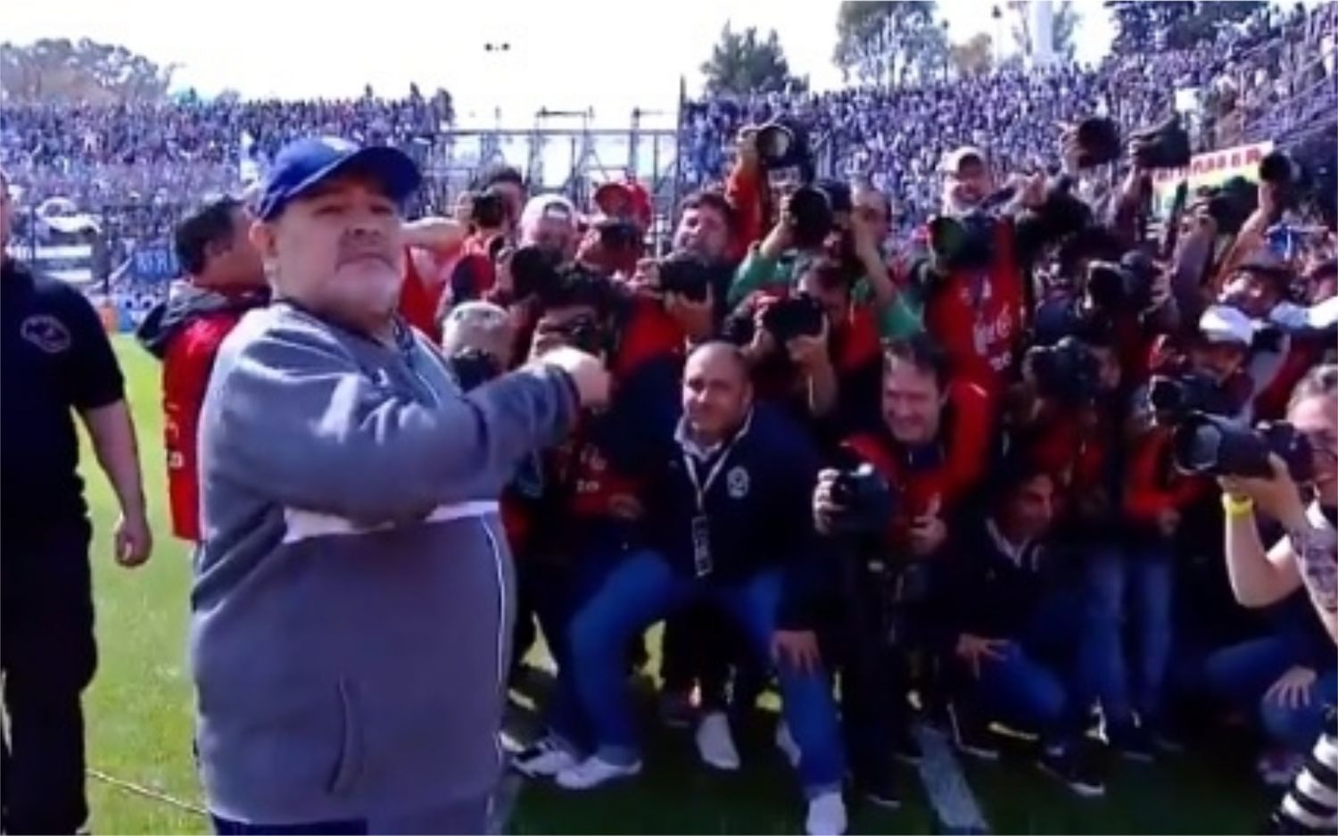Locura por Maradona en La Plata: Así fue la salida de Diego en su debut como DT de Gimnasia