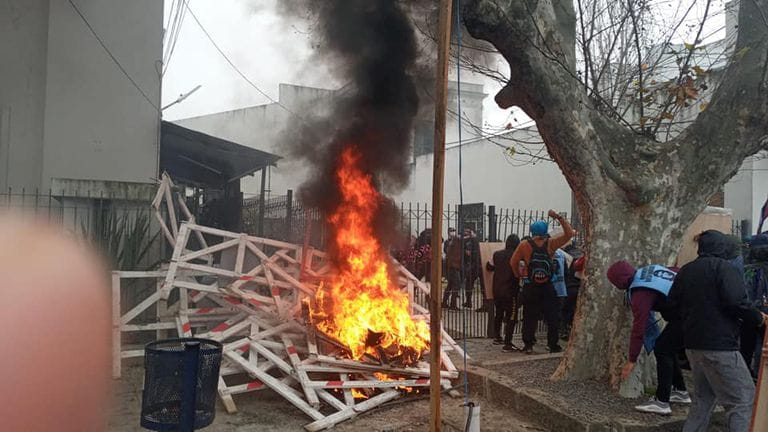 El Municipio de Lomas de Zamora repudió los ataques a la sede comunal: "Es un atropello antidemocrático"