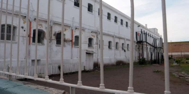 'Poli- tumbero' en Bahía Blanca: Detienen a un guardiacárcel que entraba droga y alcohol en un penal