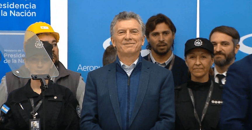 Macri en el Aeropuerto de Mar del Plata: "Estoy haciéndome cargo de llevar alivio a las familias"