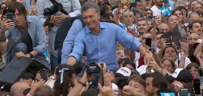 Como un "rockstar": Macri cerró su discurso con llanto y fue llevado en andas por la gente