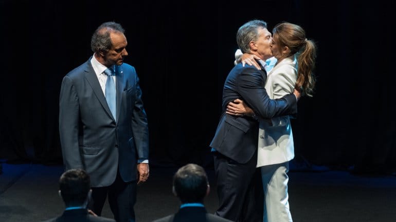 #ScioliMirandoBesos: Los mejores memes del beso de Macri y Awada