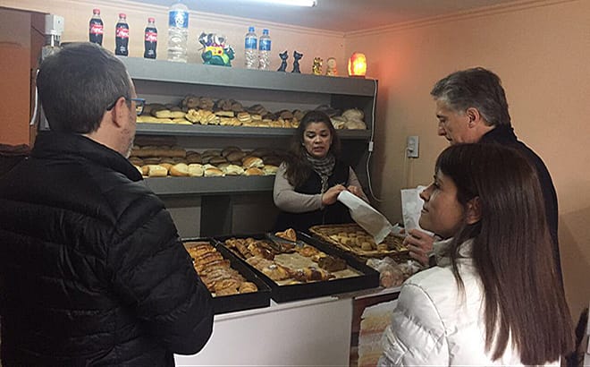 Elecciones 2017: Macri supervisó obras del metrobús en 3 de Febrero y compró facturas en una panadería