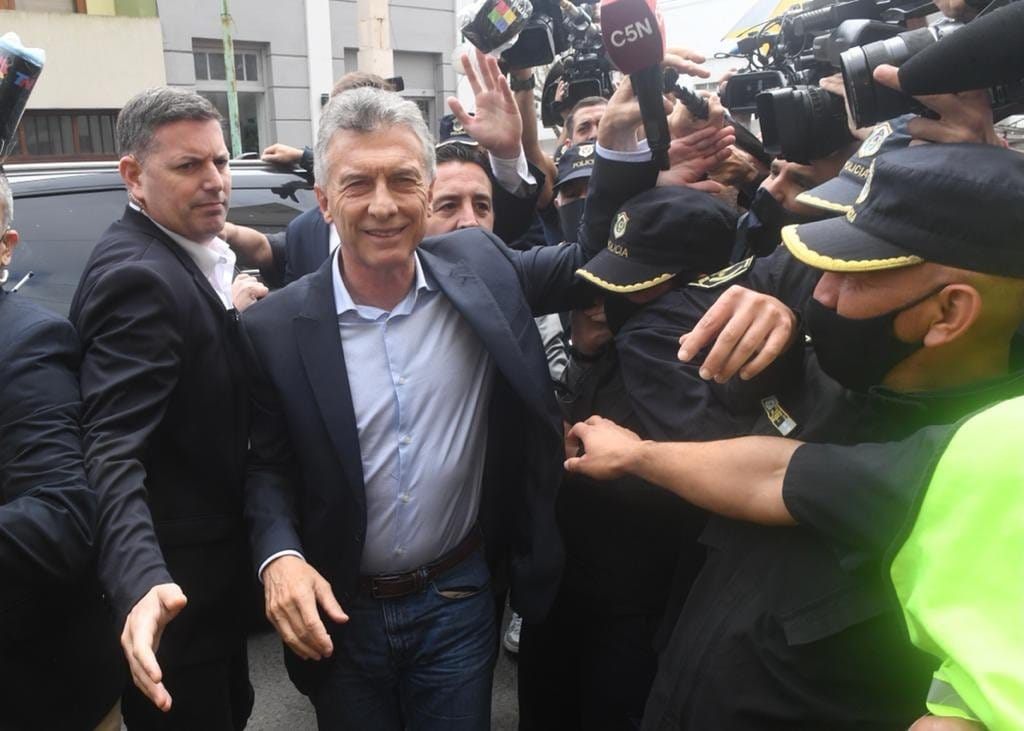 Macri en Dolores: El ex presidente agarró el micrófono de C5N y lo tiró