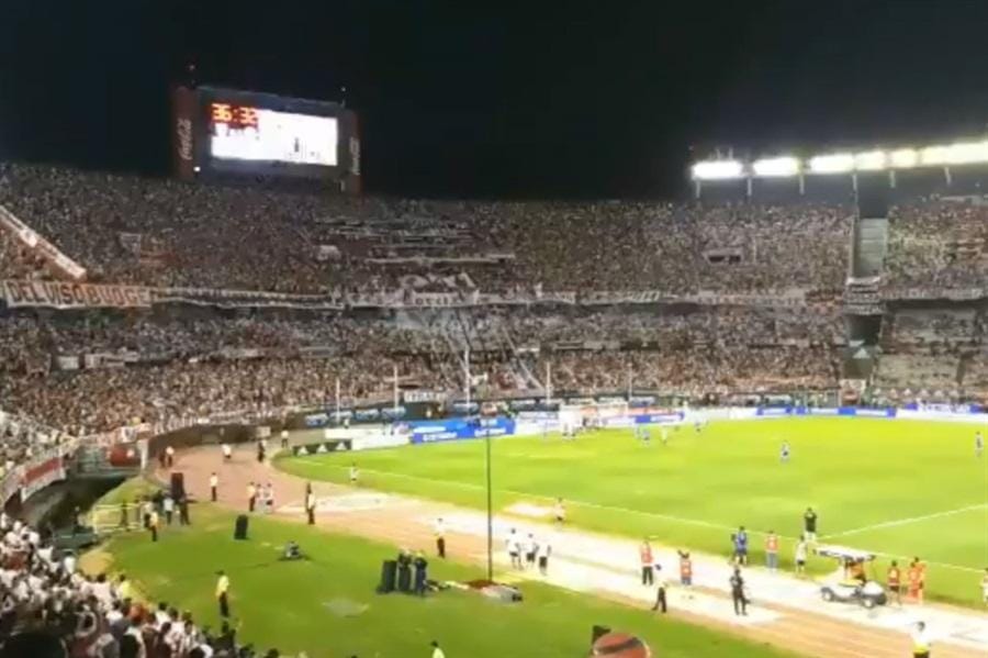 Video: En River y San Lorenzo cantaron contra Macri por los pésimos arbitrajes 