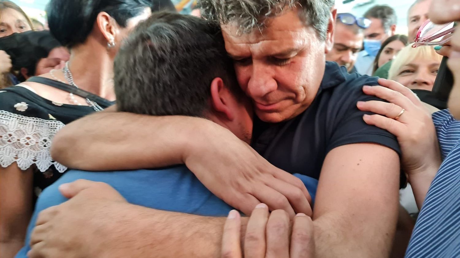 Crimen del kiosquero: Manes publicó una foto “abrazando el dolor” y le dijeron “oportunista y chanta”