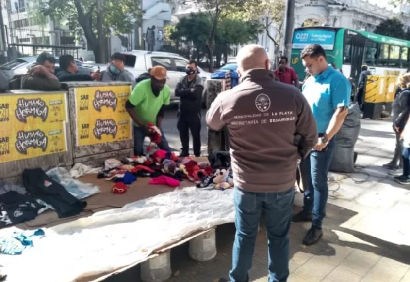 Operativo contra los manteros en La Plata: “Queremos que lleven la venta como corresponde”, dijeron desde el municipio