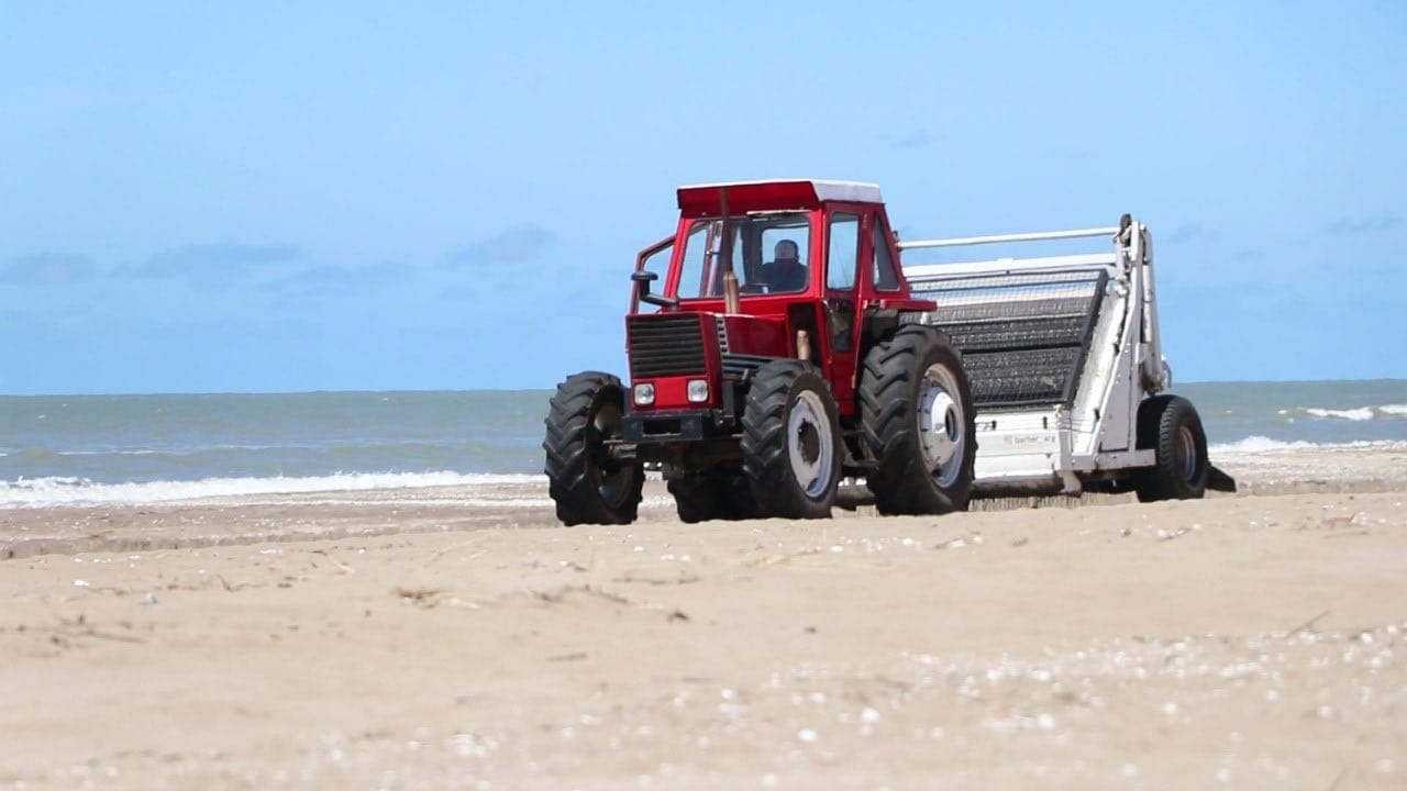 La Costa: Municipio adquirió máquinas para limpiar las playas de manera eficiente