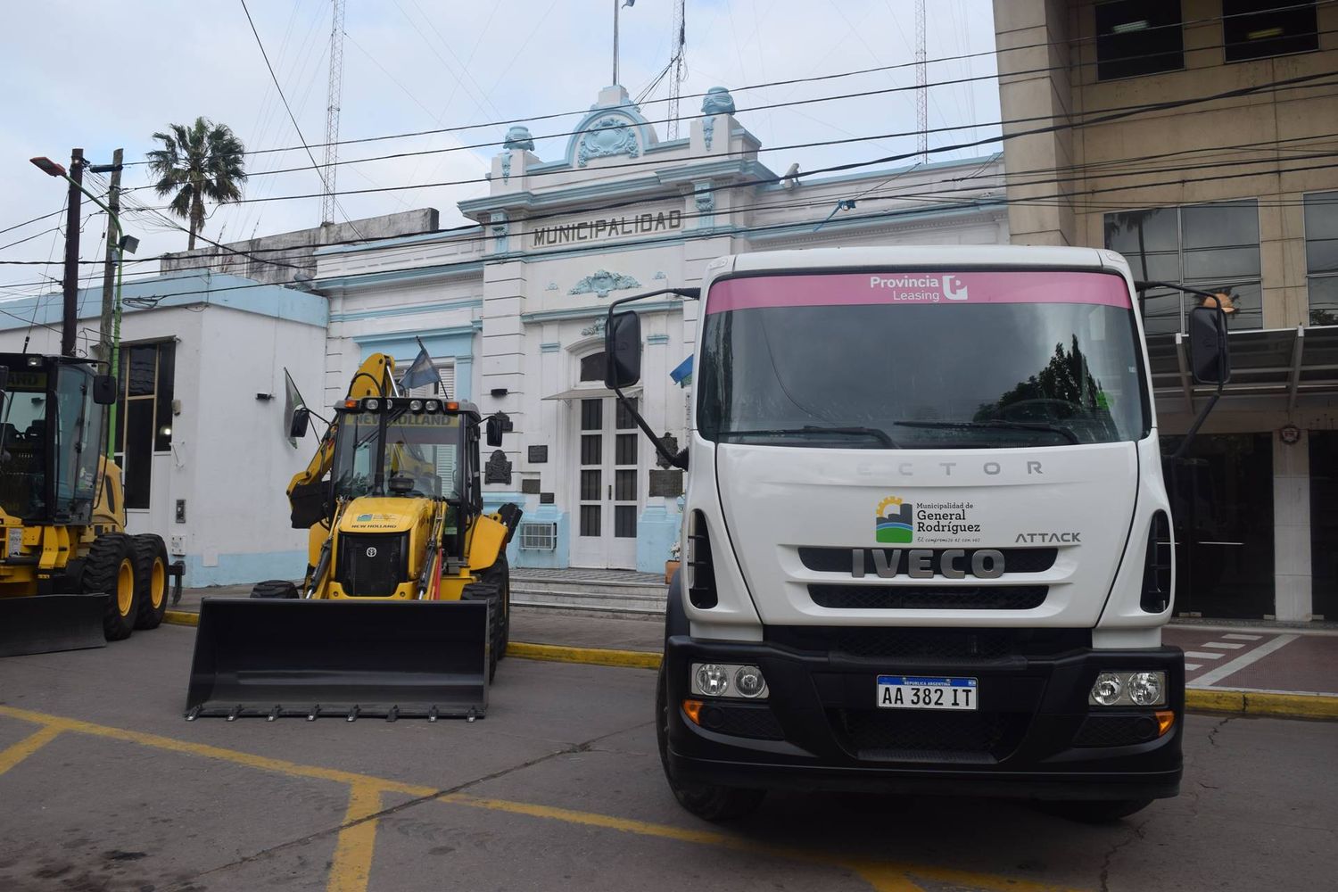 Nuevas maquinarias viales y camiones volcadores en General Rodríguez