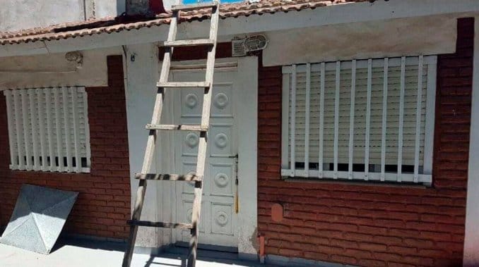 Mar Chiquita: Subió al techo de su casa para pintar, resbaló y murió