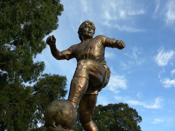 Comenzó la leyenda: El primer monumento de Maradona inaugurado en Argentina está en Bahía Blanca