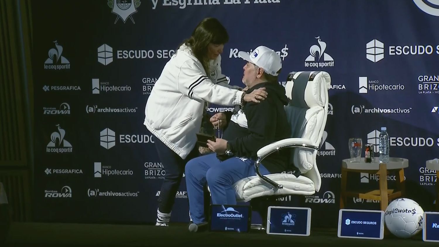 Maradona y el abrazo con la hermana de Cristina Kirchner durante su presentación en Gimnasia