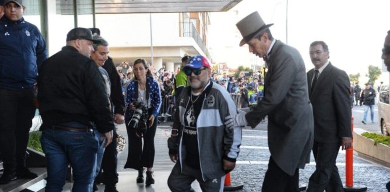 Maradona revoluciona Mar del Plata: Lo recibió una multitud y Aldosivi le prepara una fiesta