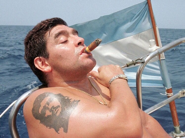 Diego Maradona: El personaje que desbordó al mejor futbolista para clavarse en la memoria popular