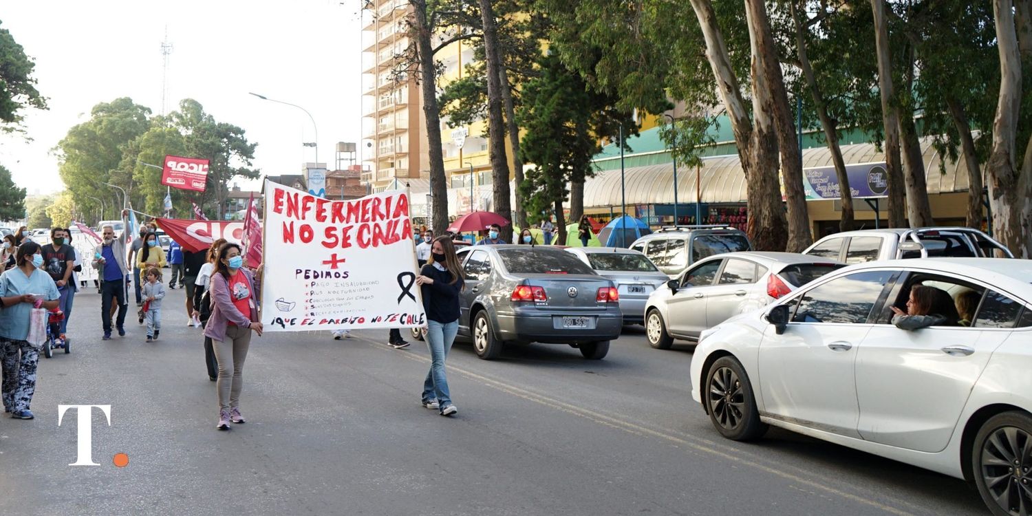 Trabajadores de la Salud marcharon en pleno centro de Pinamar para reclamar por aumentos al Intendente Yeza