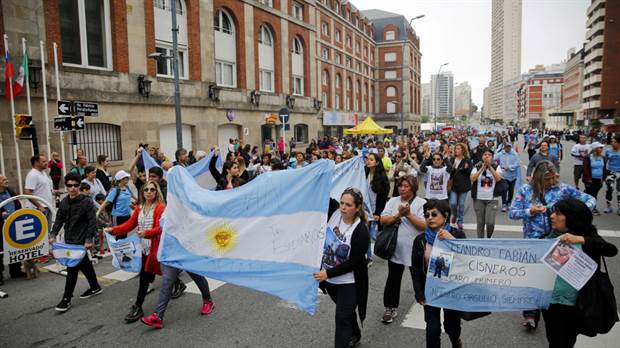 ARA San Juan: Familiares de tripulantes marcharon en Mar del Plata y pidieron la presencia de Macri