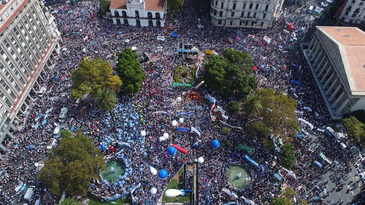 Masiva Marcha federal educativa en la Plaza de Mayo: "No nos arrodillamos"