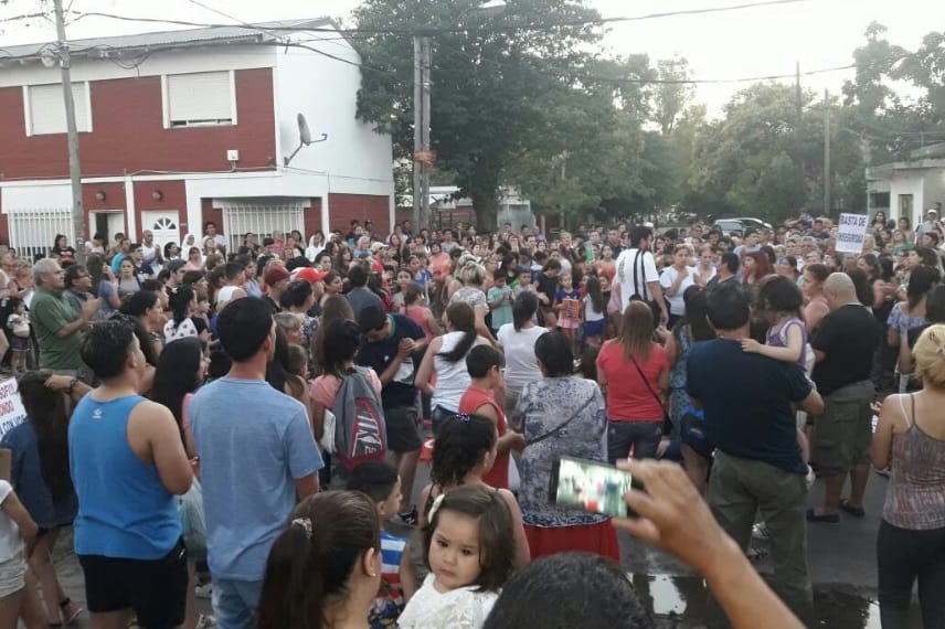Cientos de vecinos marcharon para reclamar justicia por Sofía, la nena baleada en Ituzaingó