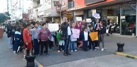 Maestros y alumnos marcharon en apoyo a una docente denunciada en Pergamino