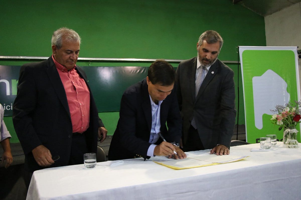 Tizado y el intendente Curutchet firman acuerdo para la creación de un Parque Industrial en Marcos Paz