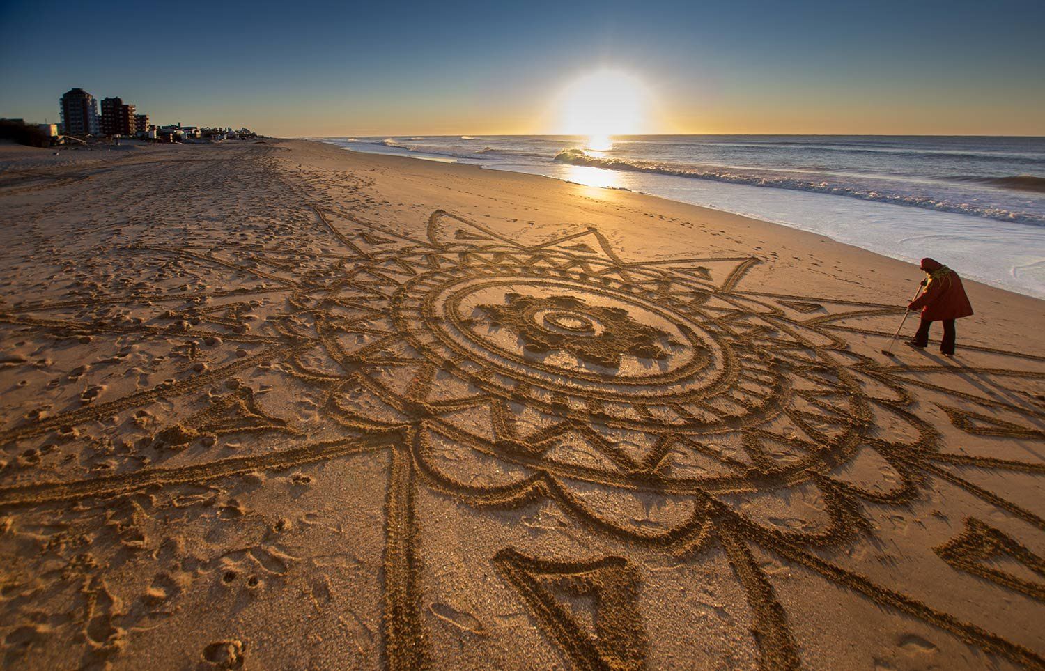 Gesell: Intendente compartió las "mandalas" que maestra dibuja sobre la playa