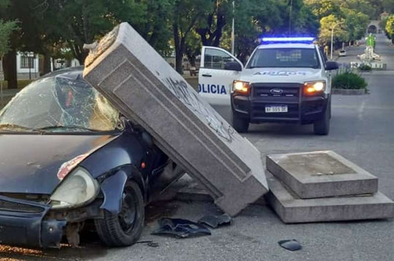 Tandil: Automóvil perdió el control y destruyó monumento a Mariano Moreno