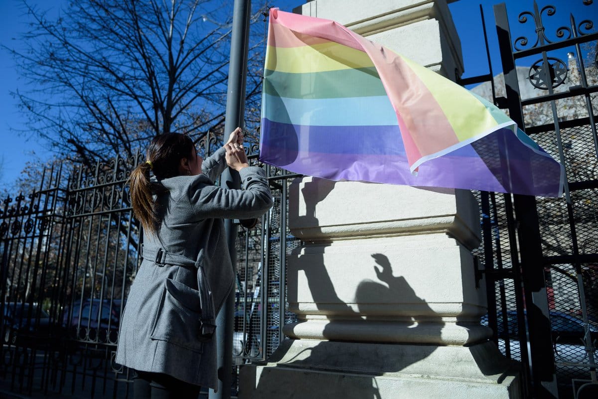 Cambiemos propone izar bandera del orgullo gay junto con la de Argentina en escuelas de Provincia