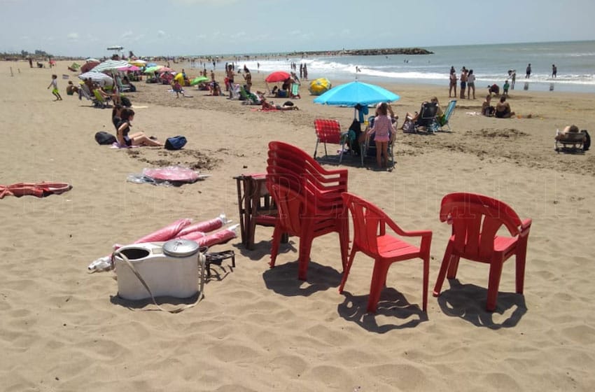 Insólito: Alquilan sillas y sombrillas donde funcionaban las playas públicas de la Provincia