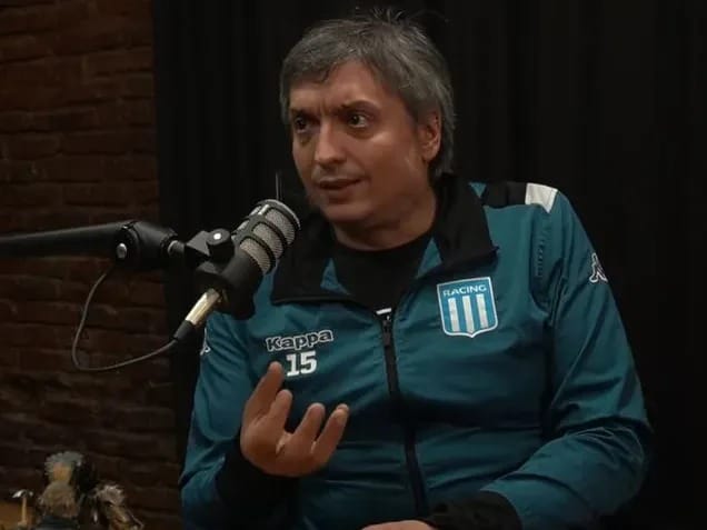 Vestido de Racing y fumando: Qué dijo Máximo Kirchner en la entrevista que ofreció de más de 4 horas