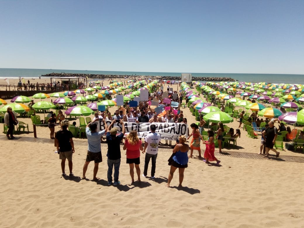 La CTA llevó una protesta a la playa pública que inauguró Vidal en Mar del Plata